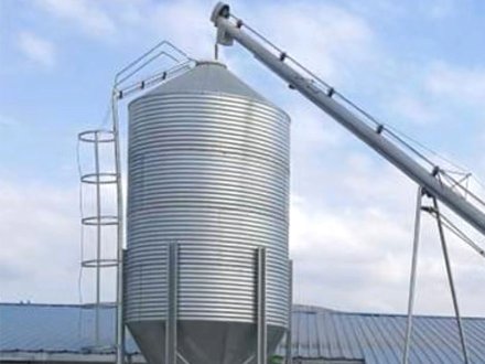 silo with lifting machine