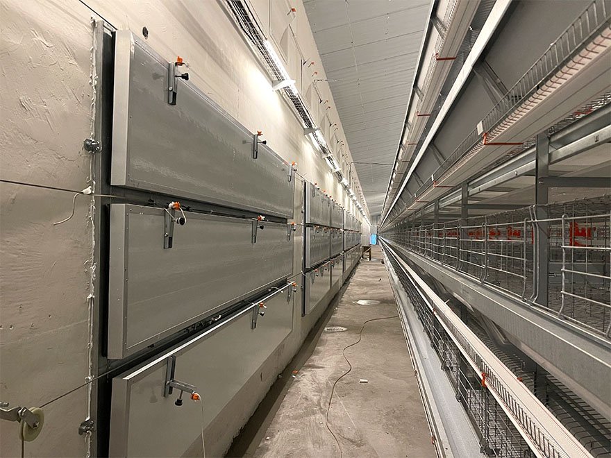 Tunnel door for layer cage system 